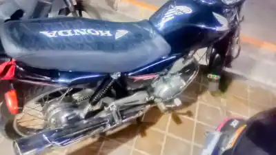 Persecución en San Juan: dos hombres con pedido de captura cayeron tras huir en una moto robada