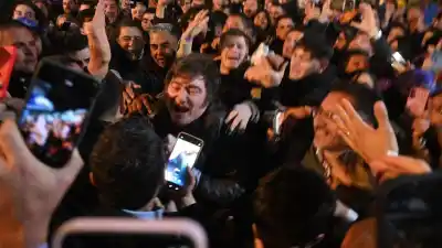 Milei desató una fiesta en Rosario: qué pasó cuando salió de la Bolsa