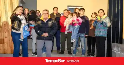 Tras 21 años de espera, una familia de Río Gallegos recibió las llaves de su casa y el gobernador los fue a buscar