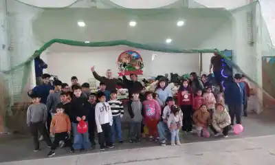 El gesto que conmovió a la meseta: llevó regalos y chocolate a 80 niños de Colan Conhué