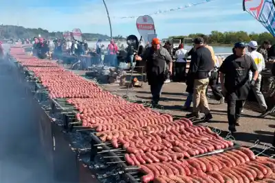 La Costanera de Paraná se rinde ante el sabor: así se vive la choripaneada más grande del mundo