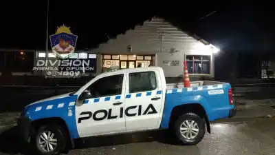 Golpeó a su pareja con un hacha y la dejó al borde de la muerte: la familia incendió su casa
