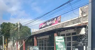 La avenida Hipólito Yrigoyen, un slalom entre pizarras: vecinos hartos de esquivar carteles