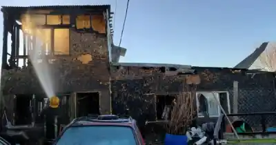 Perdió su casa en un incendio en Río Gallegos, grabó el desastre y lanzó un desesperado pedido