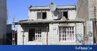 Dos incendios en una misma madrugada: una mujer hospitalizada y una casa destruida