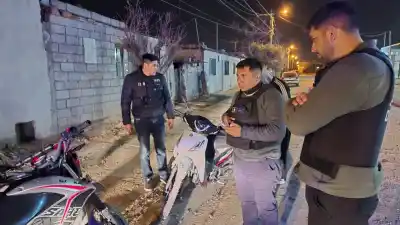 Se fugó de su casa pese a tener arresto domiciliario y lo hallaron tirado en la calle