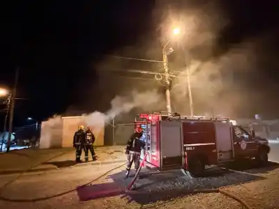 El fuego no dio tregua en Rawson: una casa de Área 16 quedó destruida en plena madrugada