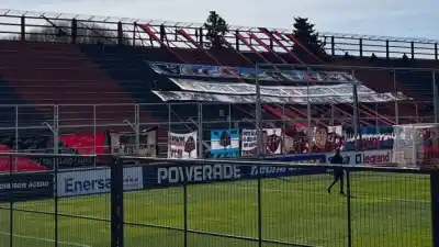 El insólito gesto de la hinchada de Patronato que encendió las alarmas en el Grella