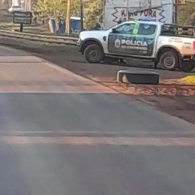 Se le desprendió una rueda a un camión y la joven terminó en el hospital