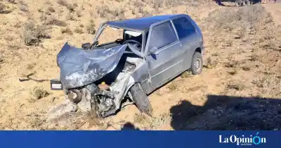 Impactante choque entre un auto y un camión: el conductor fue derivado al hospital