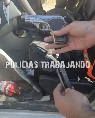 Los encontraron con una vaca faenada y una pistola oculta bajo la alfombra
