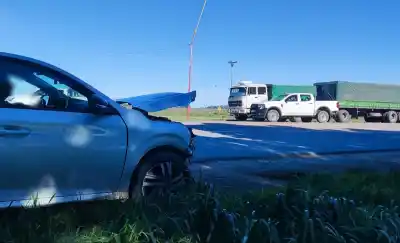 Impactante maniobra en el cruce de rutas 35 y 1: un auto terminó contra un camión