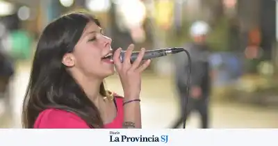 La voz que detiene a los transeúntes en la Peatonal: la historia de Laila, la joven que sueña con un contrato