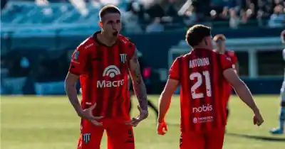 El triplete de Médica que encendió al Lobo mendocino: 3-2 en La Plata