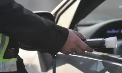 Un Volkswagen Gol zigzagueaba por Rawson: el test de alcoholemia dejó a todos sin palabras