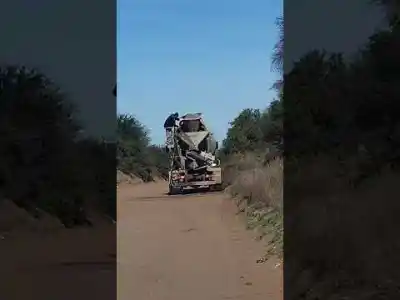 Camión cementero fue captado arrojando desechos en pleno descampado de Santa Rosa