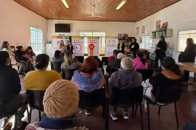 Vecinas de la Capital se reunieron para hablar de violencia de género y recibieron un kit especial