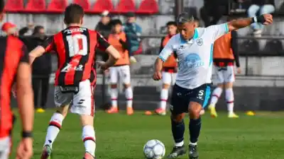 Gimnasia de Jujuy rescató un punto agónico ante Chacarita en un partido con seis goles