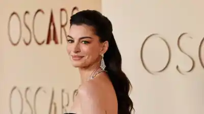 Oscar 2024: El look de plumas que arrasó en la alfombra roja y la declaración política que nadie esperaba