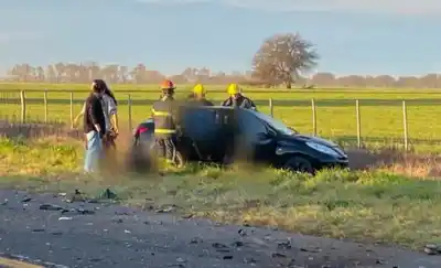 Impacto frontal en la ruta 35: dos autos chocaron y hay heridos