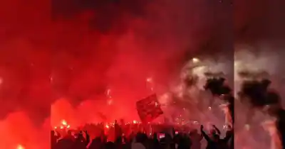 El micro de Newell’s atravesó un mar de bengalas en Pellegrini: el video que explotó en las redes