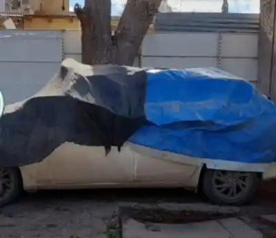 Una camioneta robada apareció oculta bajo una lona y una mujer terminó imputada