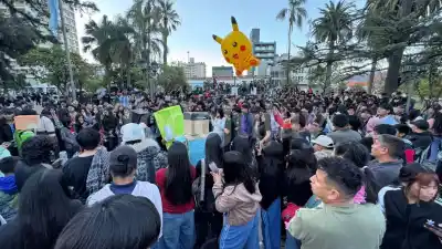 Jujuy se rinde a la fiebre del 'farmear aura': la Plaza Belgrano explotó de jóvenes