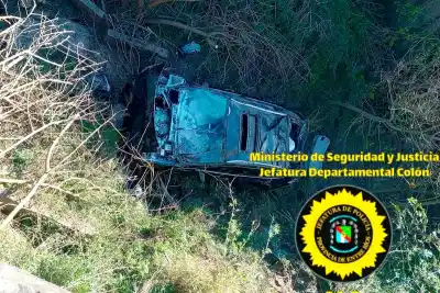 Un BMW con conductores de Oberá terminó bajo un puente en Entre Ríos y el desenlace sorprendió a todos