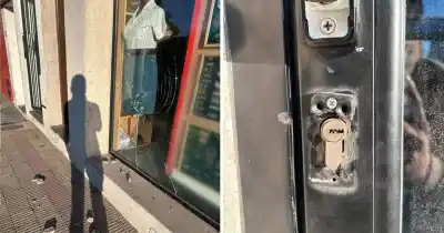 Destrozaron el vidrio de un local de uniformes penitenciarios y escaparon sin llevar nada