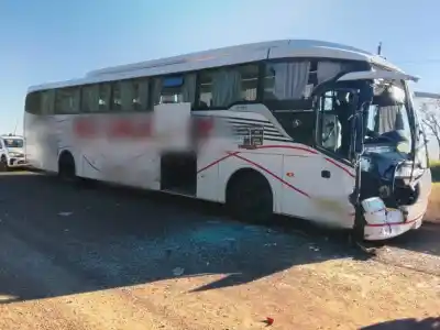 Chocó contra la parte trasera de un carretón en la Ruta 105 y cuatro pasajeros terminaron en el hospital