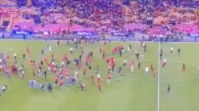 Caos total en Colombia: la pelea entre hinchadas que suspendió el partido de Santa Fe