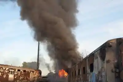 Alarma en Paraná: un vagón se incendió en el predio del ferrocarril y movilizó a los bomberos