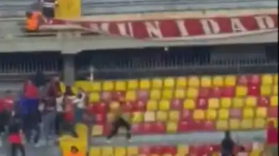 Video: la pelea entre hinchas de Santa Fe y América que empañó el partido