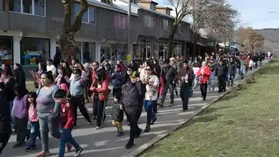 El silencio que estremeció a Aluminé: el pueblo marchó entero por Noemí