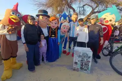 Barriletes, bicicletas y una multitud: así celebró Colonia Dora el Día del Niño