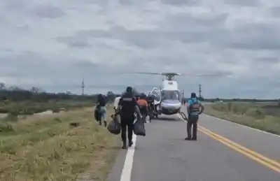 Rescates aéreos en medio de la emergencia: así asisten a los tucumanos que quedaron aislados por las inundaciones