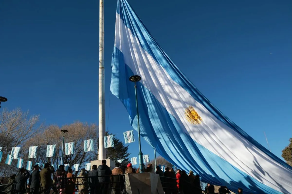 Sadir presidió los actos por el Día de la Bandera