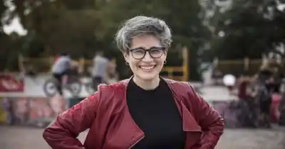¿Qué esconde la lengua de Ana Ojeda? La escritora que desarma el mundo con humor y crítica social