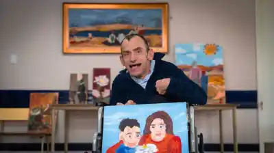 Nació con parálisis cerebral, no habla y hoy sus cuadros se exhiben en el Congreso