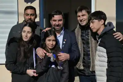 Después de una década, 15 familias de Río Mayo recibieron las llaves de sus casas