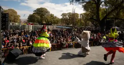 El día de la Niñez en Mendoza: una torta gigante y miles de familias colmaron la plaza Independencia