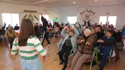 Tejen solidaridad: los adultos mayores de Junín que convierten lana en abrigo para cientos de familias