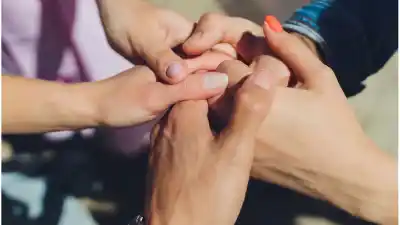 ¿Se pueden casar tres personas en Argentina? La ley tiene una respuesta clara y hay un detalle que muchos ignoran