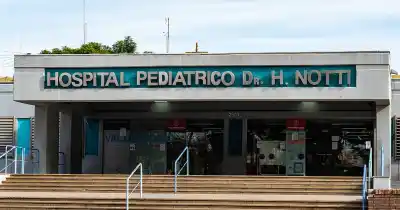 Bajaban del colectivo y un auto los embistió: los menores terminaron en el hospital