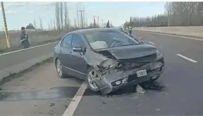 Un Honda Civic se estrelló contra el separador de la Ruta 22 y el conductor salió caminando