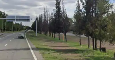 Perdió el control en Acceso Sur y terminó incrustado contra un árbol: qué pasó