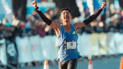El mendocino que sorprendió en Buenos Aires: bajó de la hora y se consagró como el mejor argentino de la Media Maratón