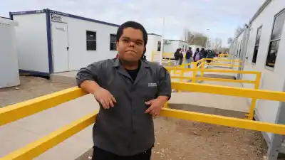 Con 1,20 metros y una historia de lucha, logró su primer trabajo formal en un colegio de Neuquén