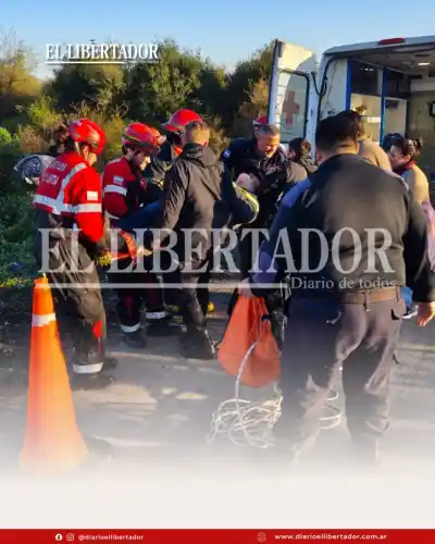 Volcó su auto en un arroyo: el comisario que salvó su vida de milagro