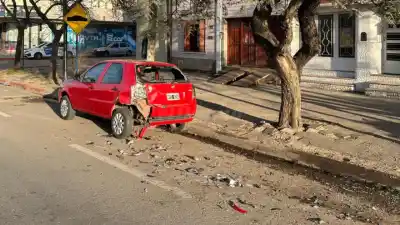 El misterio del auto que amaneció seis metros más lejos: chocó y huyó